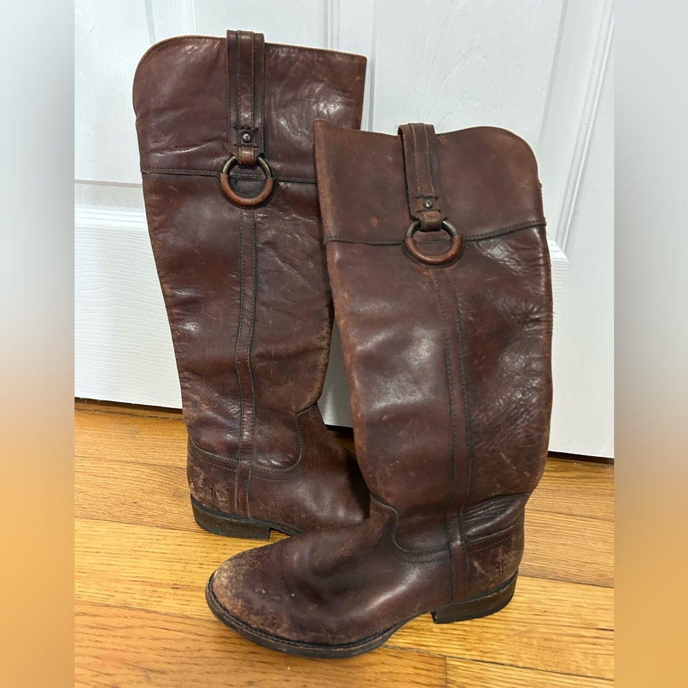 Like new distressed Frye boots